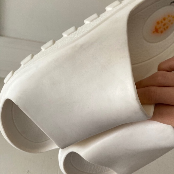 FP Movement White Rubber Slides Sz 41/42 - Picture 2 of 4